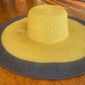 𝅺WOMENS straw‎ hat sun hat tan with navy blue rim excellent condition
